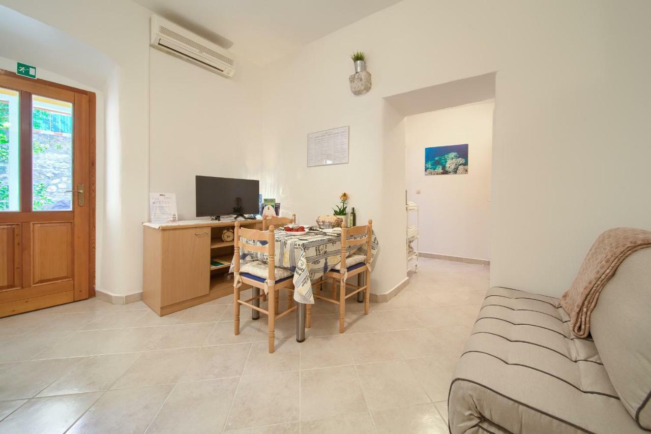 Apartamento Hrast Krk Town Exterior foto