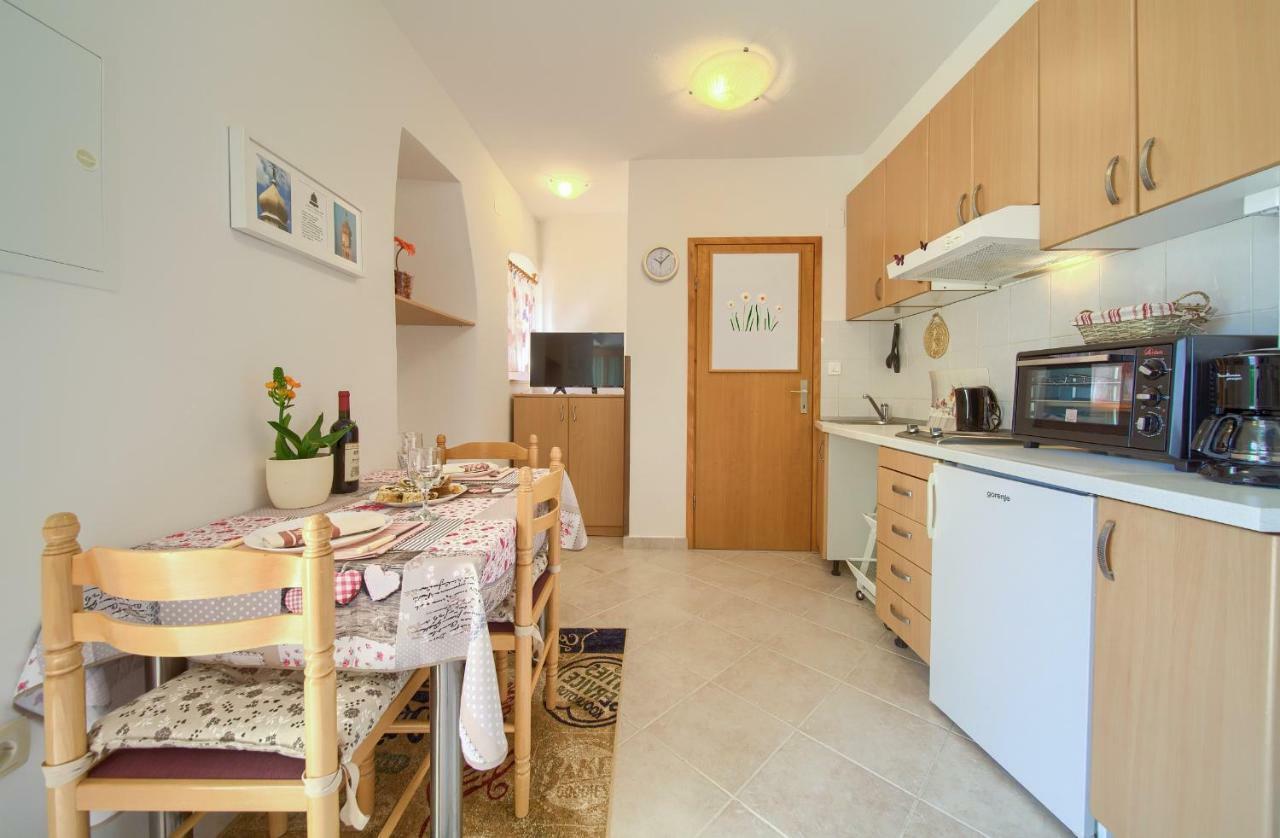 Apartamento Hrast Krk Town Exterior foto