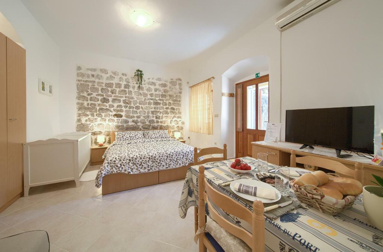 Apartamento Hrast Krk Town Exterior foto